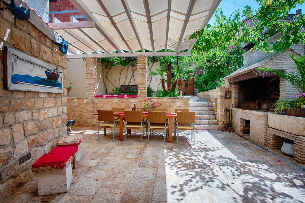 Alma Island Vis Villa